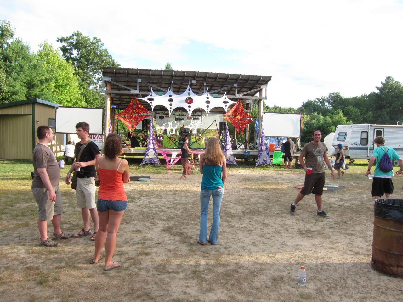 saturday afternoon chill stage crowd 2