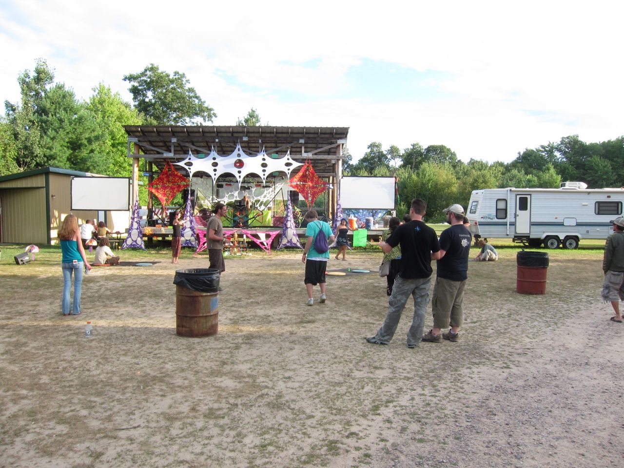 saturday afternoon chill stage crowd 1